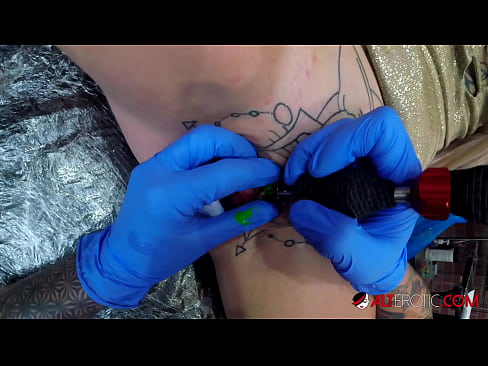 ❤️ E dashura jashtëzakonisht e bërë me tatuazhe, Sully Savage, bëri një tatuazh në klitorisin e saj Video qij në pornografi sq.sexafinkarasskaz.ru ﹏